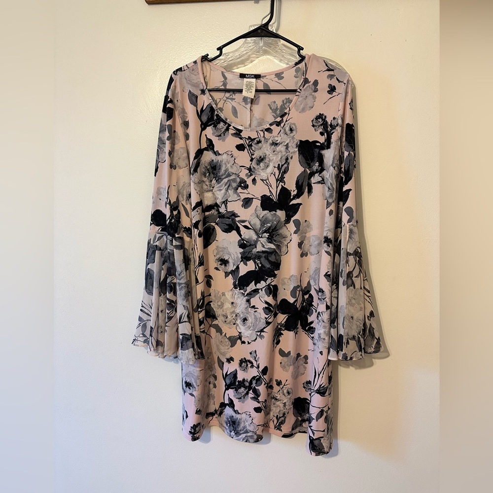 MSK bell-sleeve dress. Size xl. Pale pink and gray.